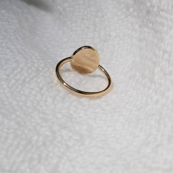 "Middle Finger" Oval Signet Gold Ring - Picture 6 of 6